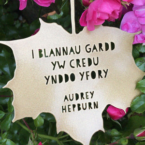 Leaf Quote - Welsh Audrey Heburn Quote - i blannau gardd yw credu ynddo yfory